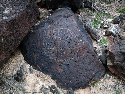 A round design petroglyph